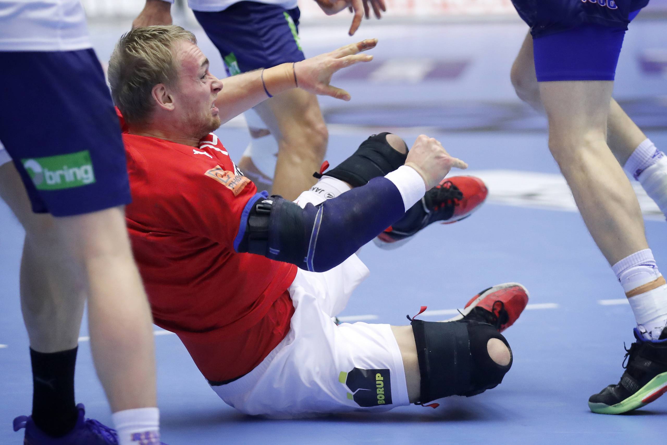 René Toft Hansen blev skadet i VM-kampen mod Norge. Foto: Jens Dresling