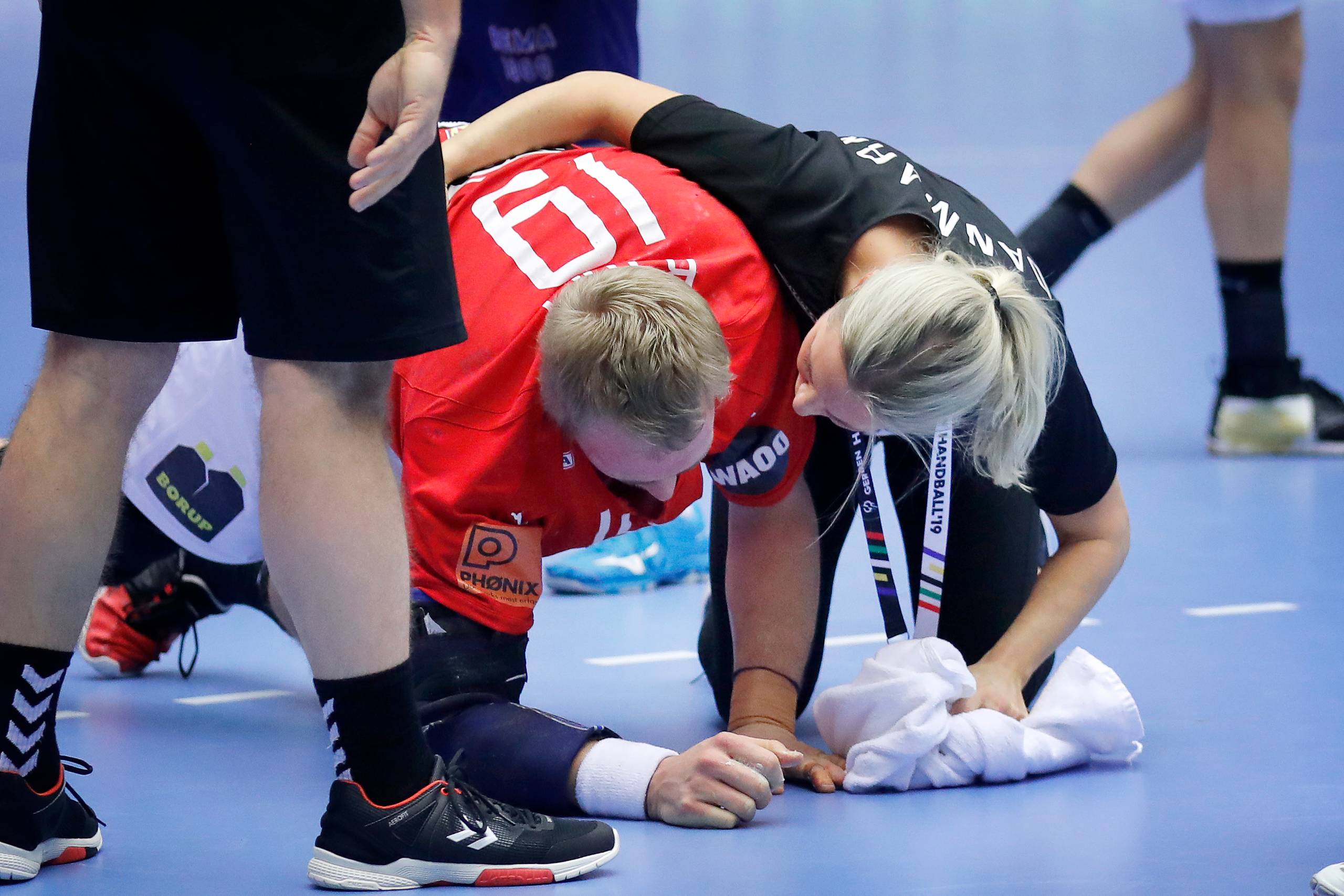 Det var i kampen mod Norge, at Rene Toft Hansen blev skadet. Her får han hjælp af fysioterapeut Anja David Greve. Foto: Jens Dresling