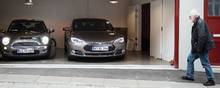 I garagen i Øgadekvarteret i Aarhus har Preben Mejer sin Mini Cooper og sin Tesla holdende. Jaguaren er på værksted. Foto: Morten Lau-Nielsen
