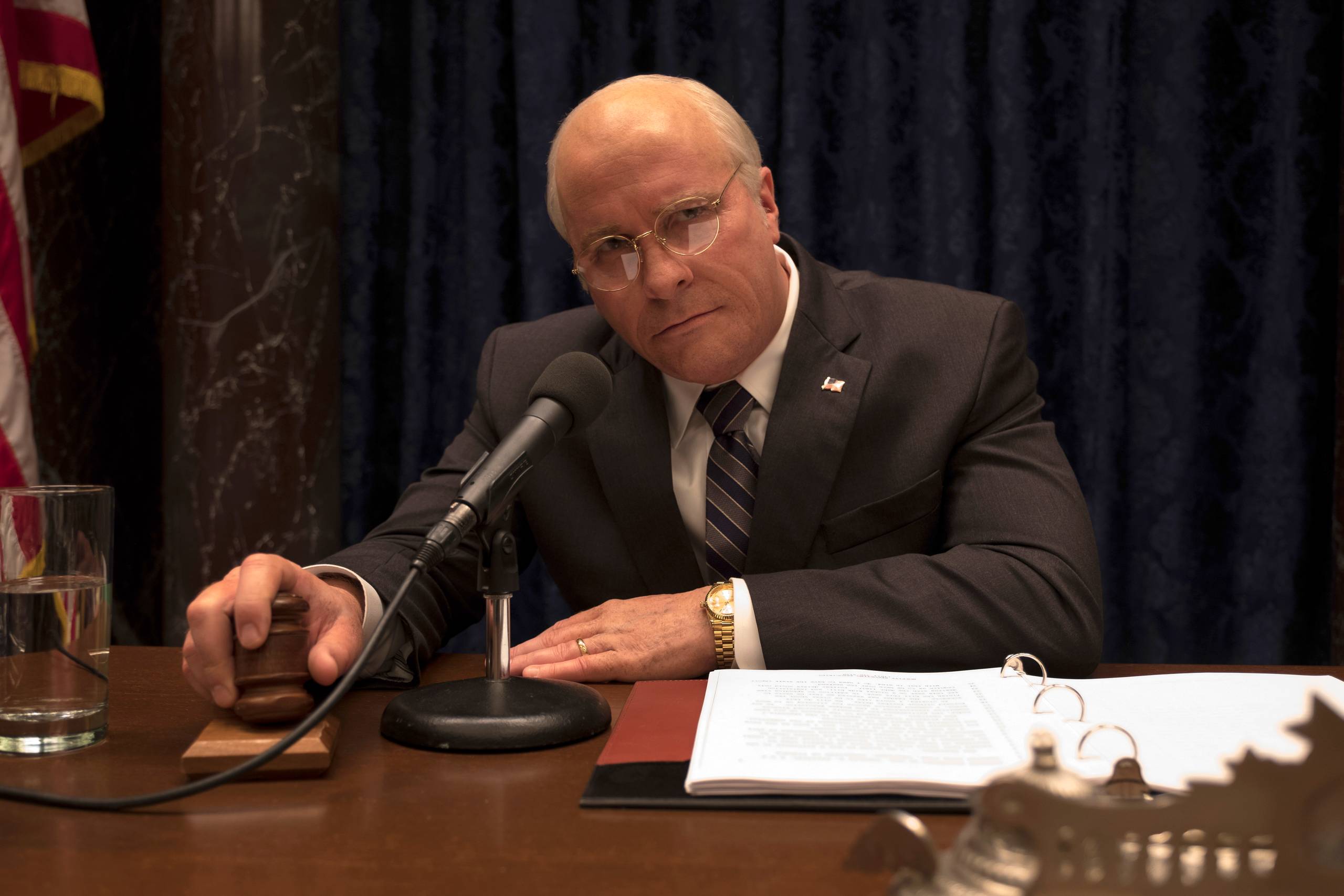 ”Vice” handler om Dick Cheney (Christian Bale, billedet), der var vicepræsident under præsident George W. Bush (Sam Rockwell). Foto: Matt Kennedy/SF Studios