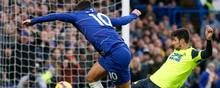 Chelseas Eden Hazard scorer i opgøret mod Huddersfield, der blev besejret med hle 5-0. Foto: Ian Kington/AFP