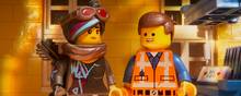Emmet forsøger ihærdigt at opretholde illusionen om, at alt er super-duper, selvom en farlig invasion fra Duplo-universet truer med total ødelæggelse i “Lego filmen 2”. Foto: Warner Bros. Pictures/SF Studios