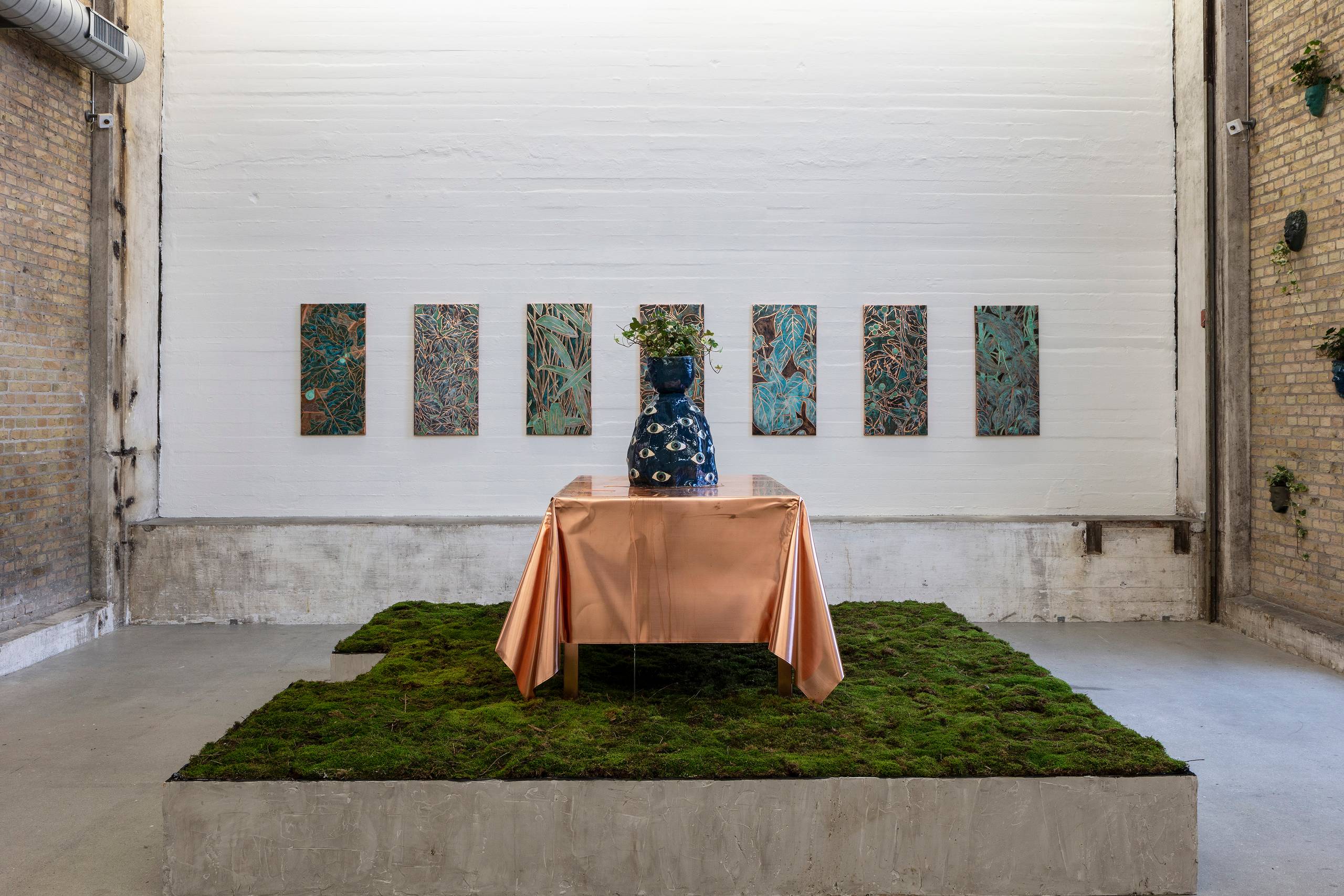 Eva Louise Buus: Installationsfoto med "Blue-Eyed Blues", 2019. Mixed media. Foto: Niels Fabæk