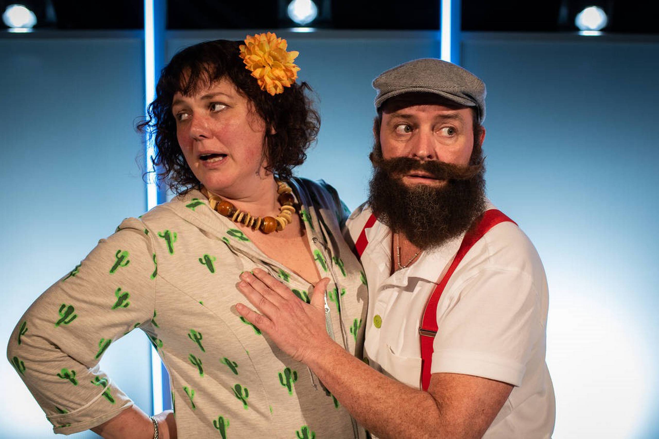 Med Mogensens røde seler og den gule blomst i håret på Kellermann bliver de to popsangere karikeret kærligt og festligt i Randers. Foto: Martin Gundesen