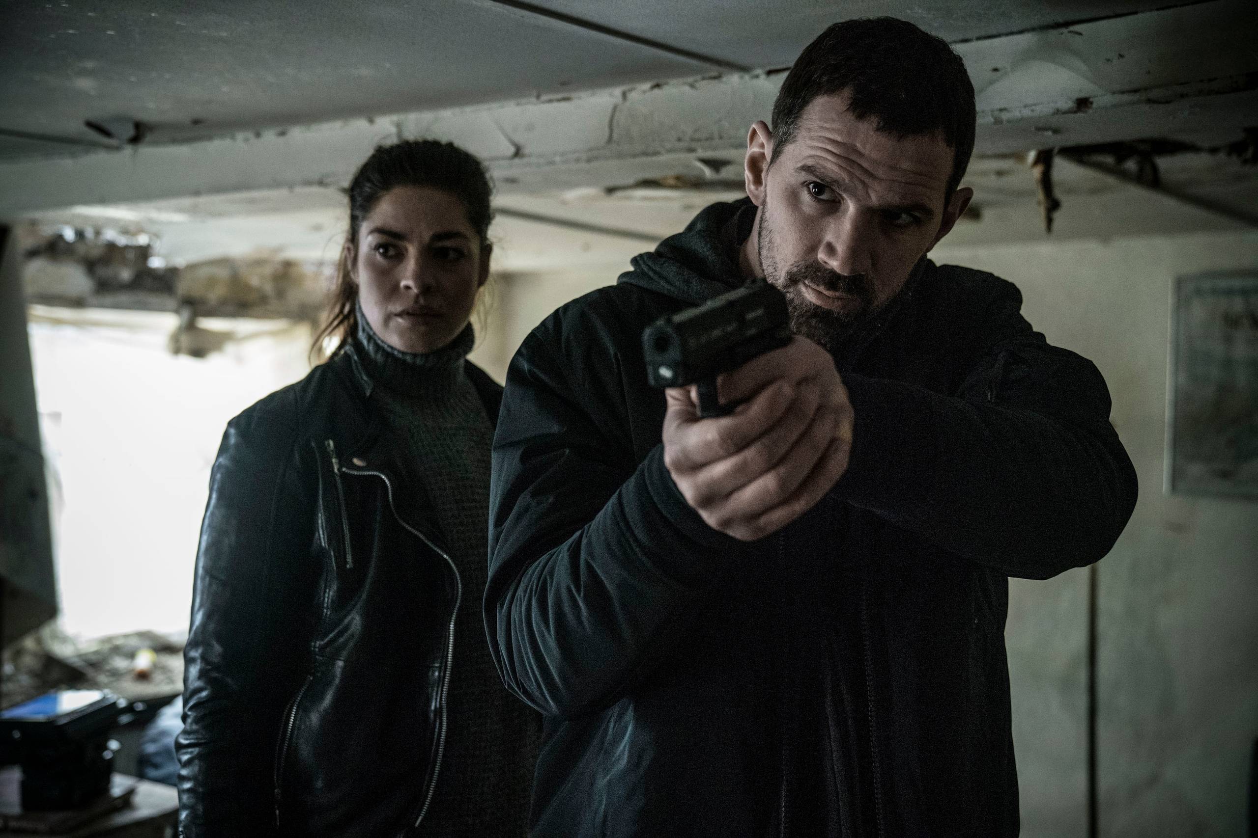 Natalie Madueño og Kenneth M. Christensen har hovedrollerne i Viaplays nye krimi ”Den som dræber – fanget af mørket”. Foto: Viaplay