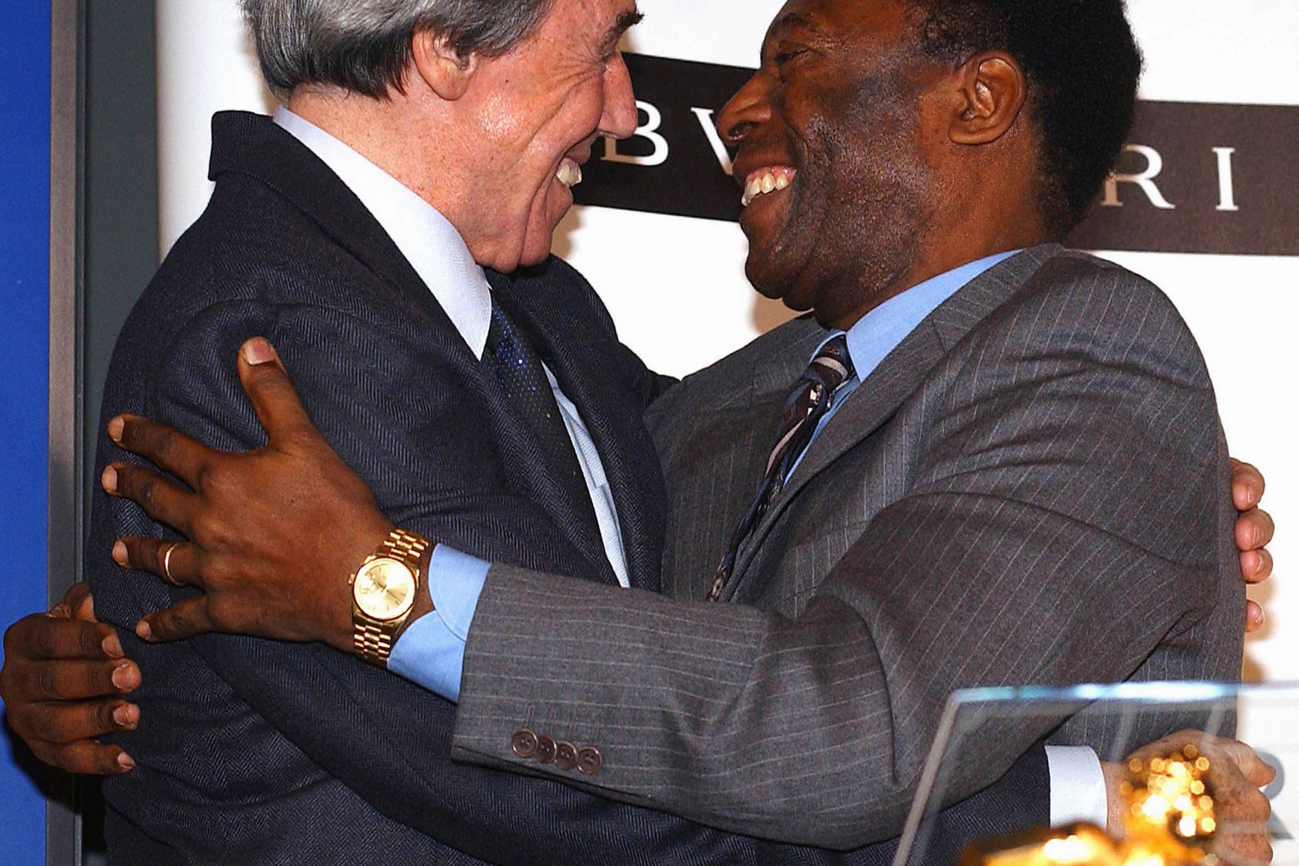 Den brasilianske fodboldlegende Pelé og den tidligere engelske landholdsmålmand Gordon Banks ved et pressemøde i anledning Fifas udnævnelse af de 100 bedste fodboldspillere i 2004. Foto: David Bebber/Reuters