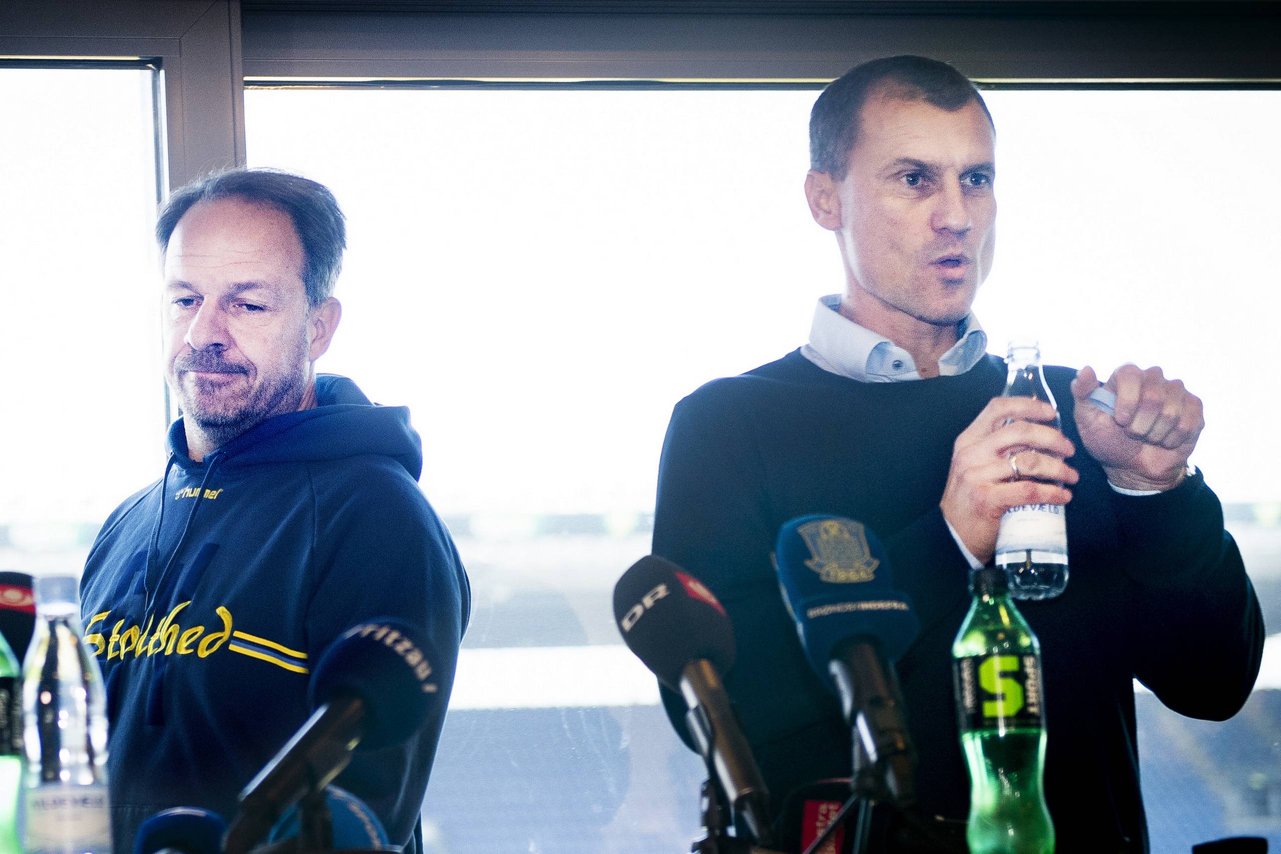 Alexander Zorniger (tv) og sportsdirektør i Brøndby IF, Ebbe Sand, ved pressemødet, hvor fyringen af Zorniger blev kommenteret. Foto: Liselotte Sabroe/Ritzau Scanpix