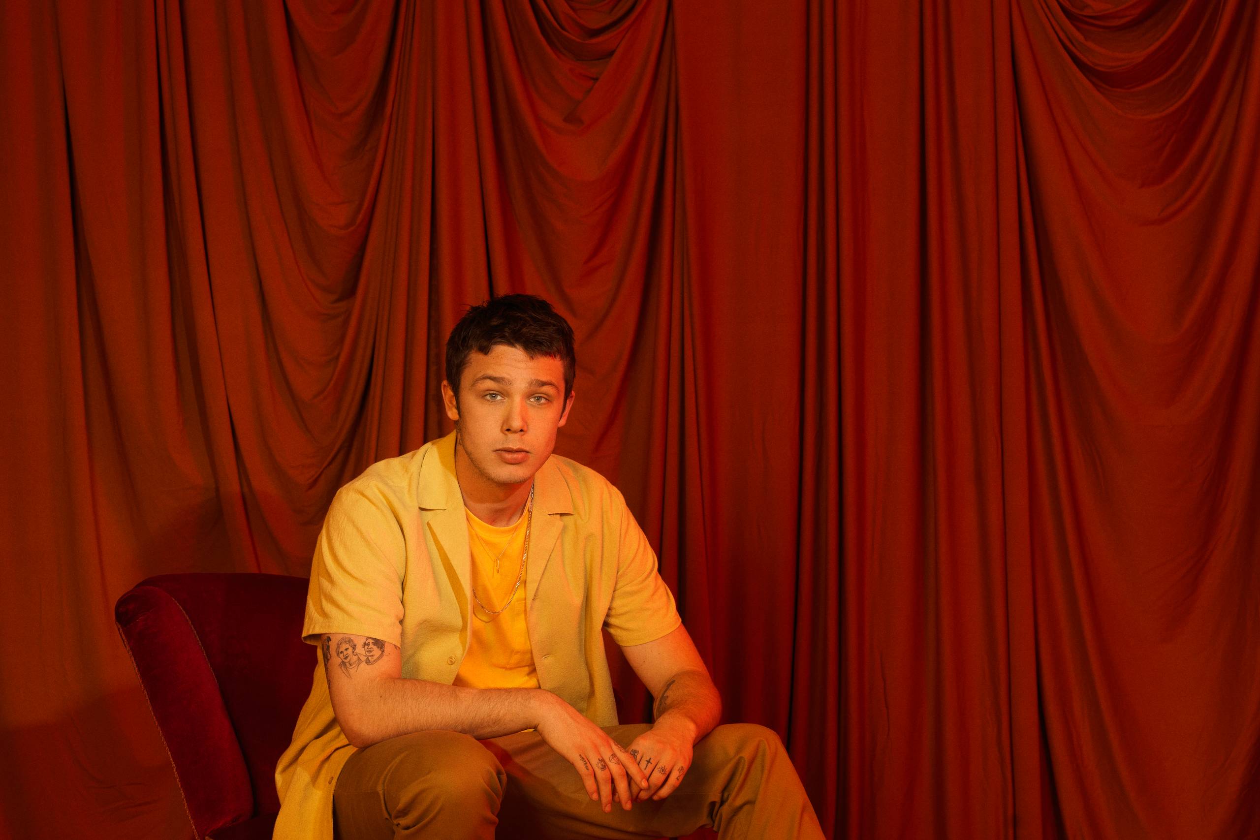 Ingen stupid plan fra Hugo Helmig: Han distancerer sig musikalsk fra farmand. Men desværre mindre fra kommercielle giganter i nutidens pop. PR-foto