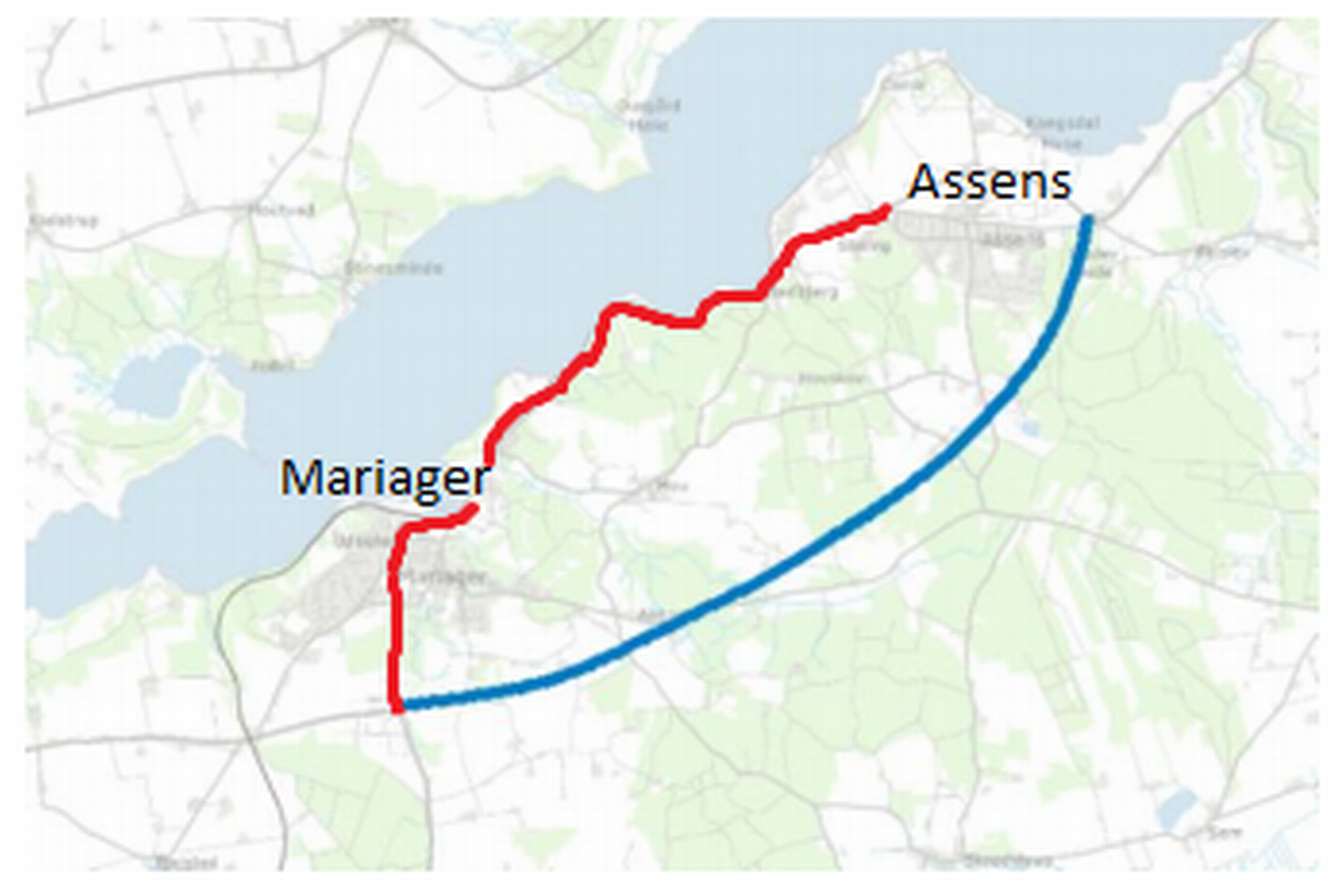 Den blå streg er den nye omfartsvej. Den røde streg er den nuværende hovedvej 555 som forbinder Hobro med Hadsund og går gennem Mariager. Ifølge TV2 News vil Dansk Folkeparti opgive den oprindelige plan og i stedet nøjes med en midre omfartsvej.