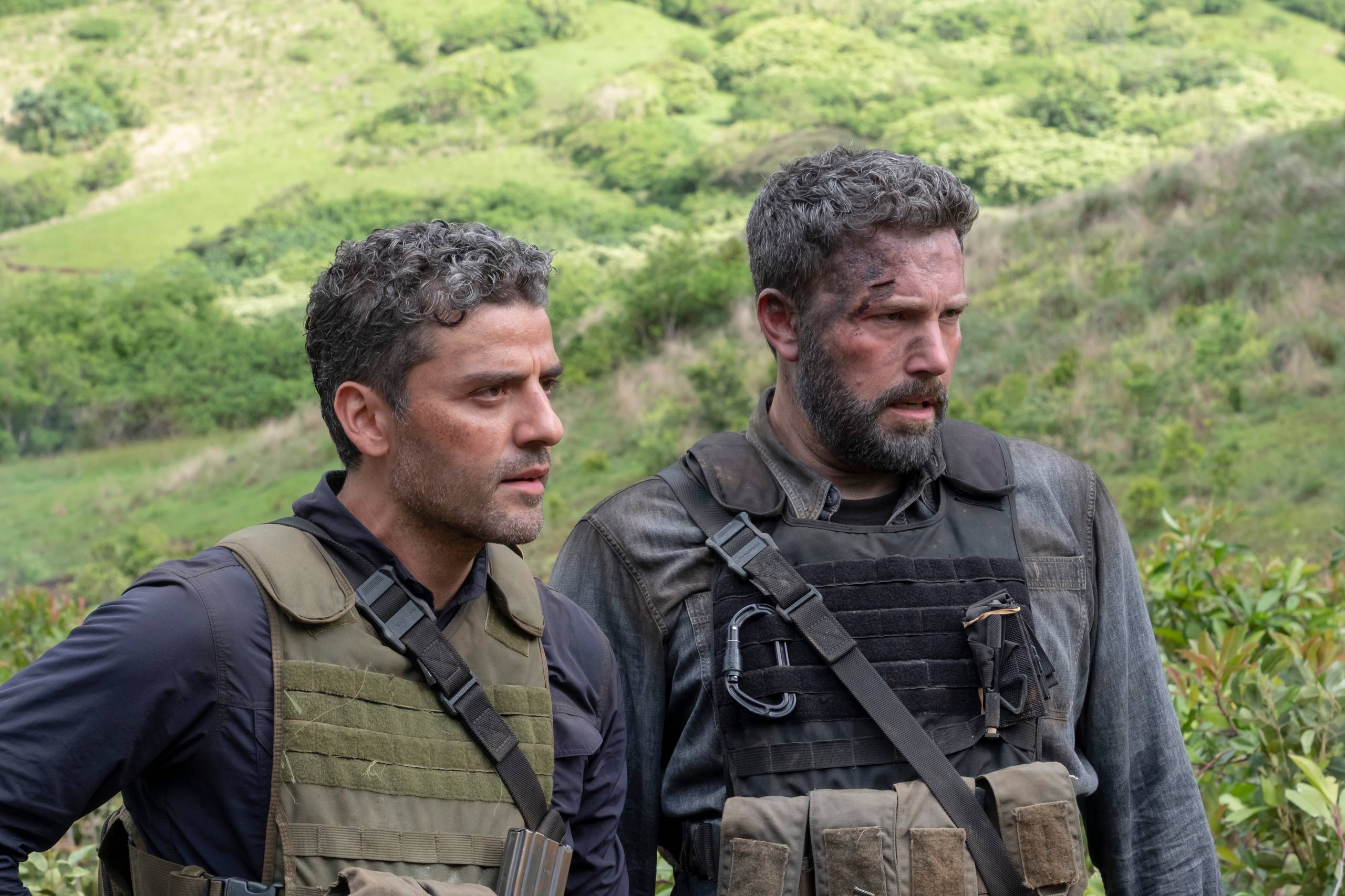 Oscar Isaac og Ben Affleck leder en gruppe på fem pensionerede elitesoldater, der beslutter sig for at lave et dødsensfarligt kup mod en narkogangster. Foto: Netflix