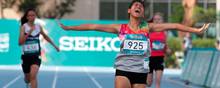 Charuswat Sukunya fra Thailand kommer først over målstregen i kvindernes 200 meter finale.  Foto: AFP
