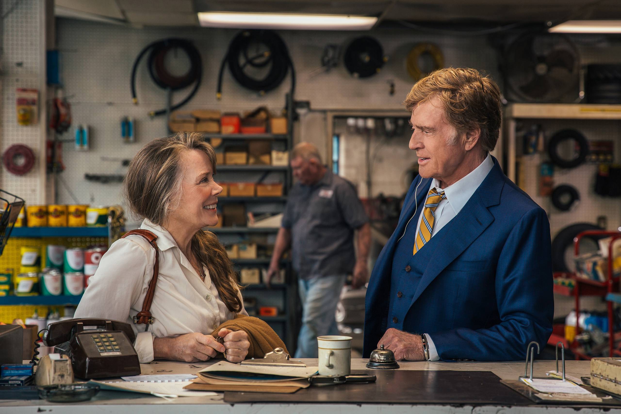 Der er amoriner i luften, da bankrøveren Forrest (Robert Redford) møder den charmerende Jewel (Sissy Spacek) i den kun nogenlunde “Den sidste gentleman”. Foto: Scanbox Entertainment