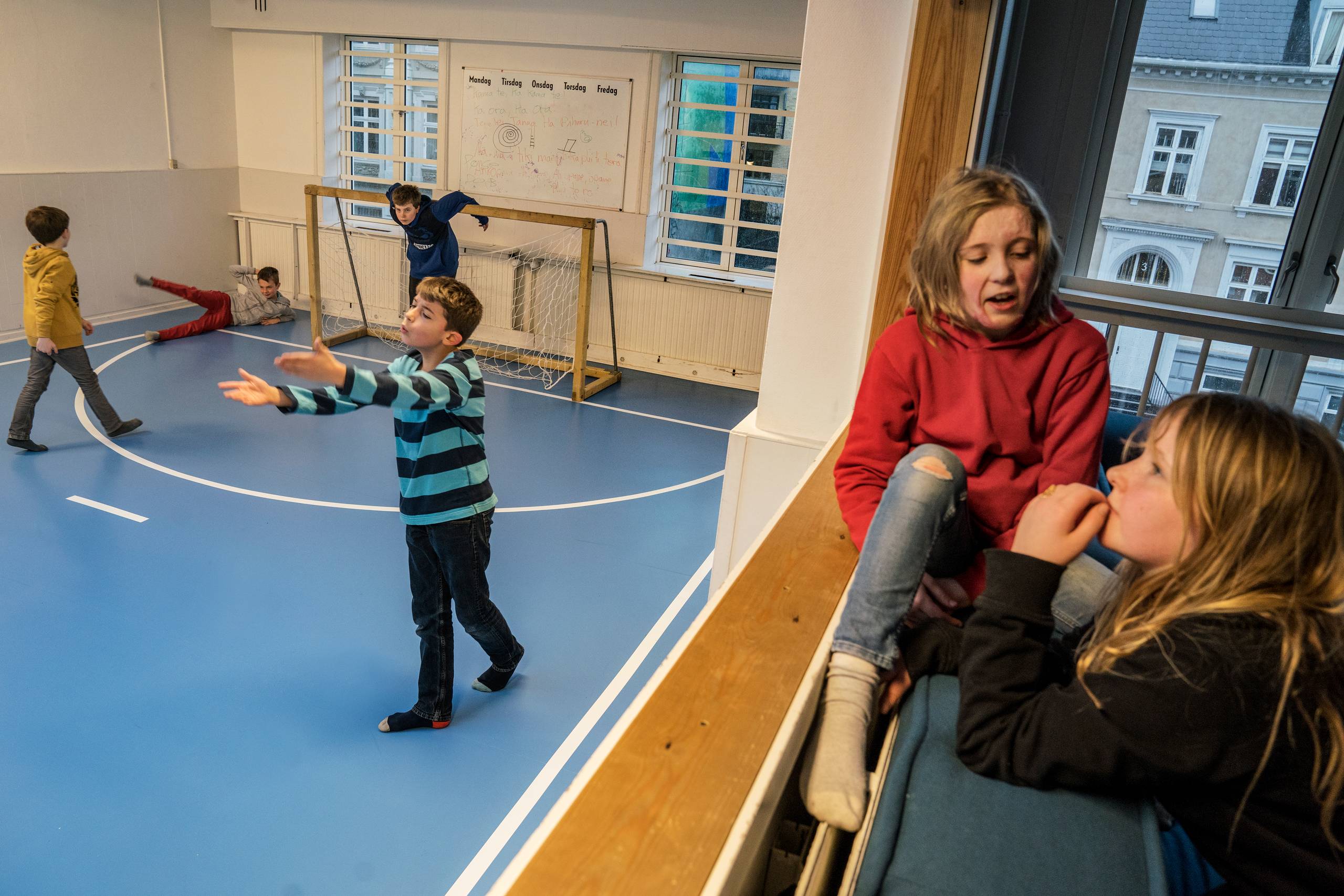 Gwendolyn Pipaluk (rød trøje) og Molly Højrup er ikke i tvivl: Det er meget bedre uden skærm, for så taler man rent faktisk med hinanden. På Idrætsfritidsklubben på Vesterbro i København er der, modsat stort set alle andre fritidsklubber, nulskærmspolitik. Foto: Stine Bidstrup 
  