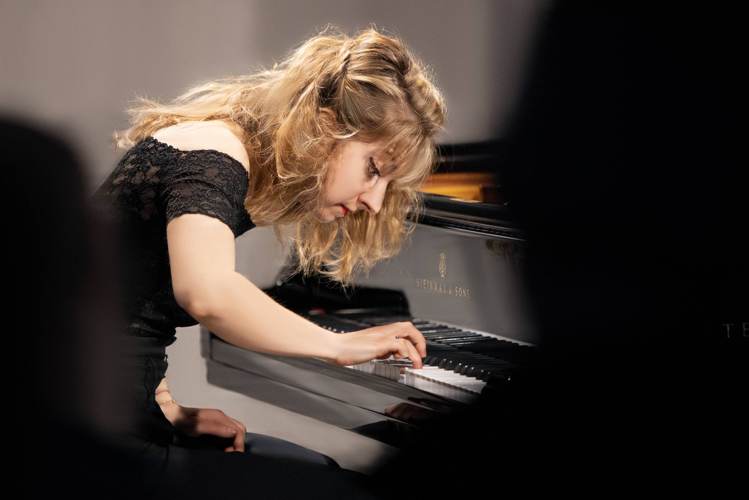 Med guldstilletter og en tatovering, der blev blottet, hvor blondeærmet stoppede på underarmen, udstrålede Lise de la Salle den blanding af råstyrke og femininitet, hun i så veldoseret et forhold overfører til flygelet. Foto: Helga Theilgaard