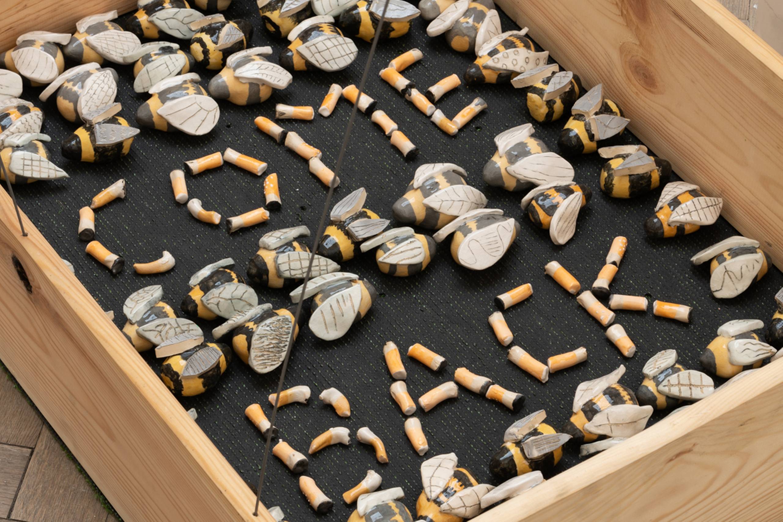 Harry Anderson har skabt sin egen lille keramiske mikroverden: ”She Called Me from the Psychiatric Ward and Told Me She Loved Me”. Foto: David Stjernholm