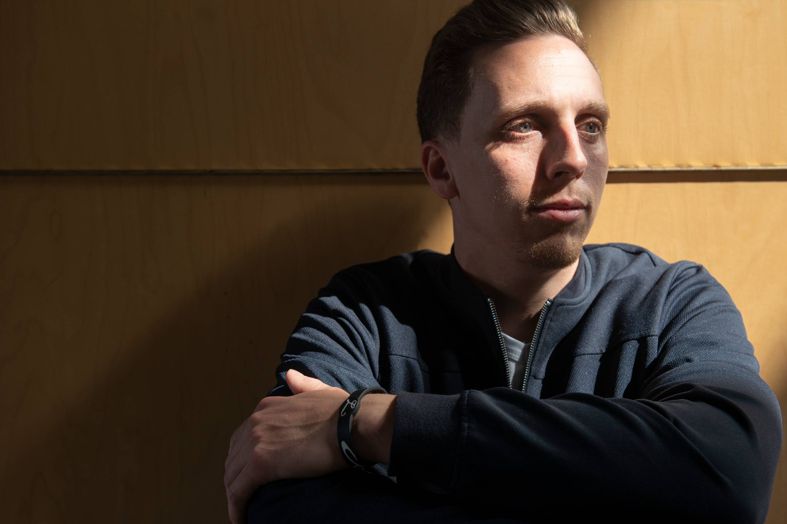 Håndboldprofilen Stefan Hundstrup kan på grund af rygsmerter  ikke løfte sin datter, og på de værste dage har han brug for støtte for at bukke sig ned. Foto: Stine Rasmussen