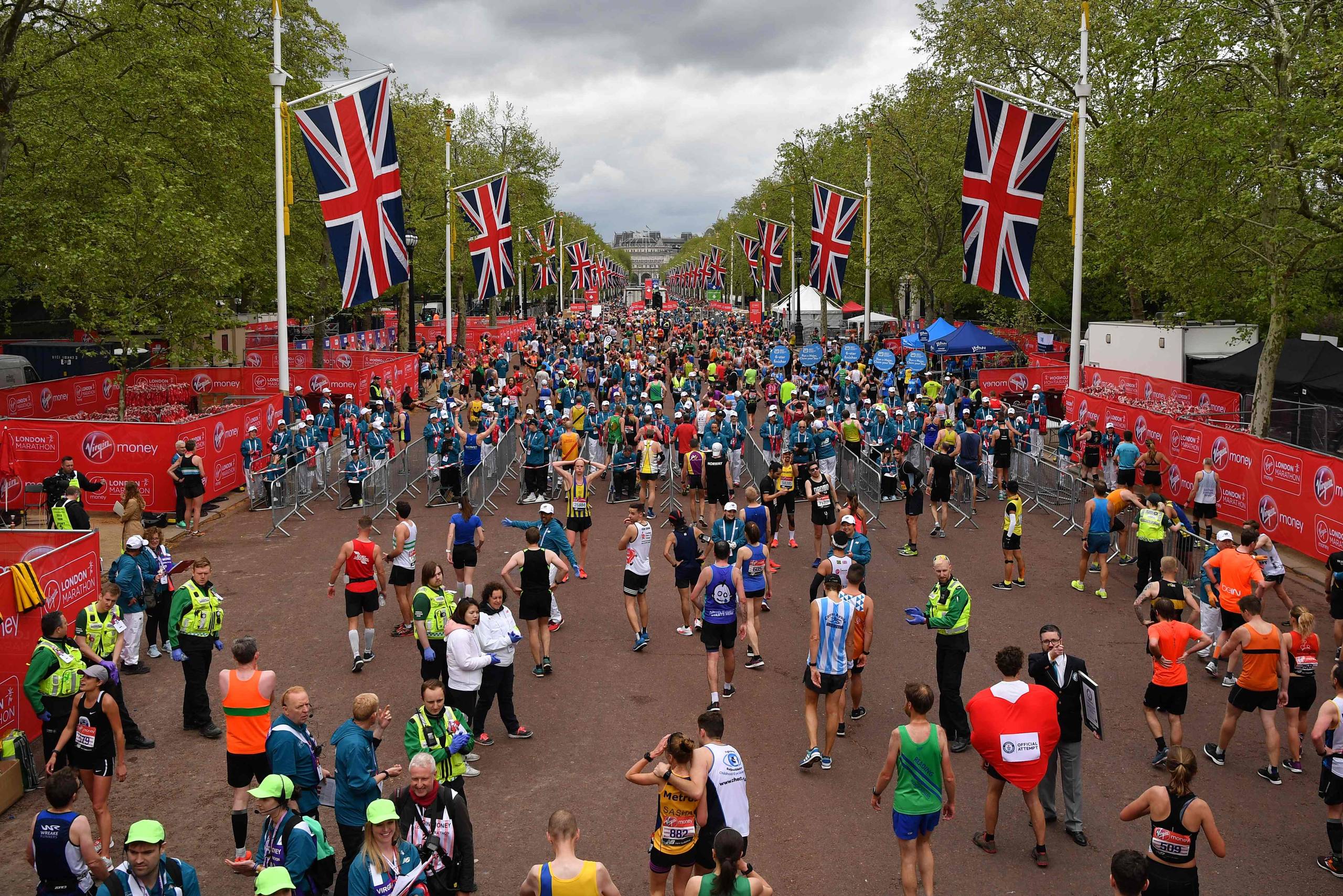 Tusindvis af løbere gennemførte sidste søndag i april London Marathon. Mange af dem iført kostumer eller deres arbejdstøj. Foto: Ben Stansall/ AFP