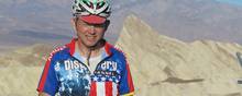 Siden 1980 har danske Lars Nielsen cyklet, hvad der svarer til fire ture rundt om Jorden. Her ses han i Death Valley, USA. Foto: Privat