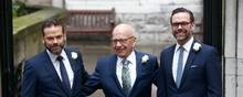 Mediemogulen Rupert Murdoch med sine to sønner, Lachlan (t.v.) og James, som hele livet har konkurreret om at være arvtager til deres fars imperium. Nu har Lachlan vundet. Foto: Peter Nicholls/Reuters