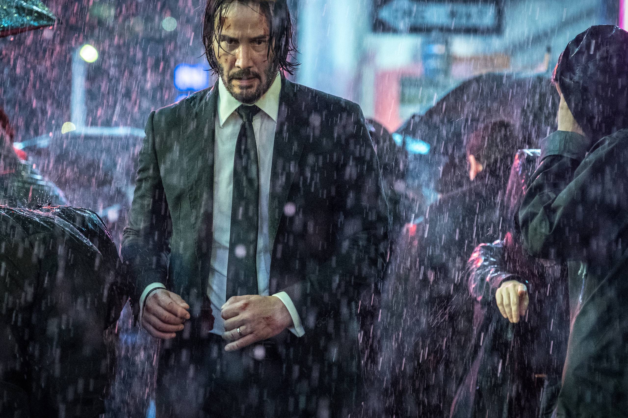 Der er vådt, mørkt og dystert på Manhattan i den tredje “John Wick”-film, men det er så som så med spændingen, når volden konsekvent afløses af mere vold. Foto: Niko Tavernise/Nordisk Film