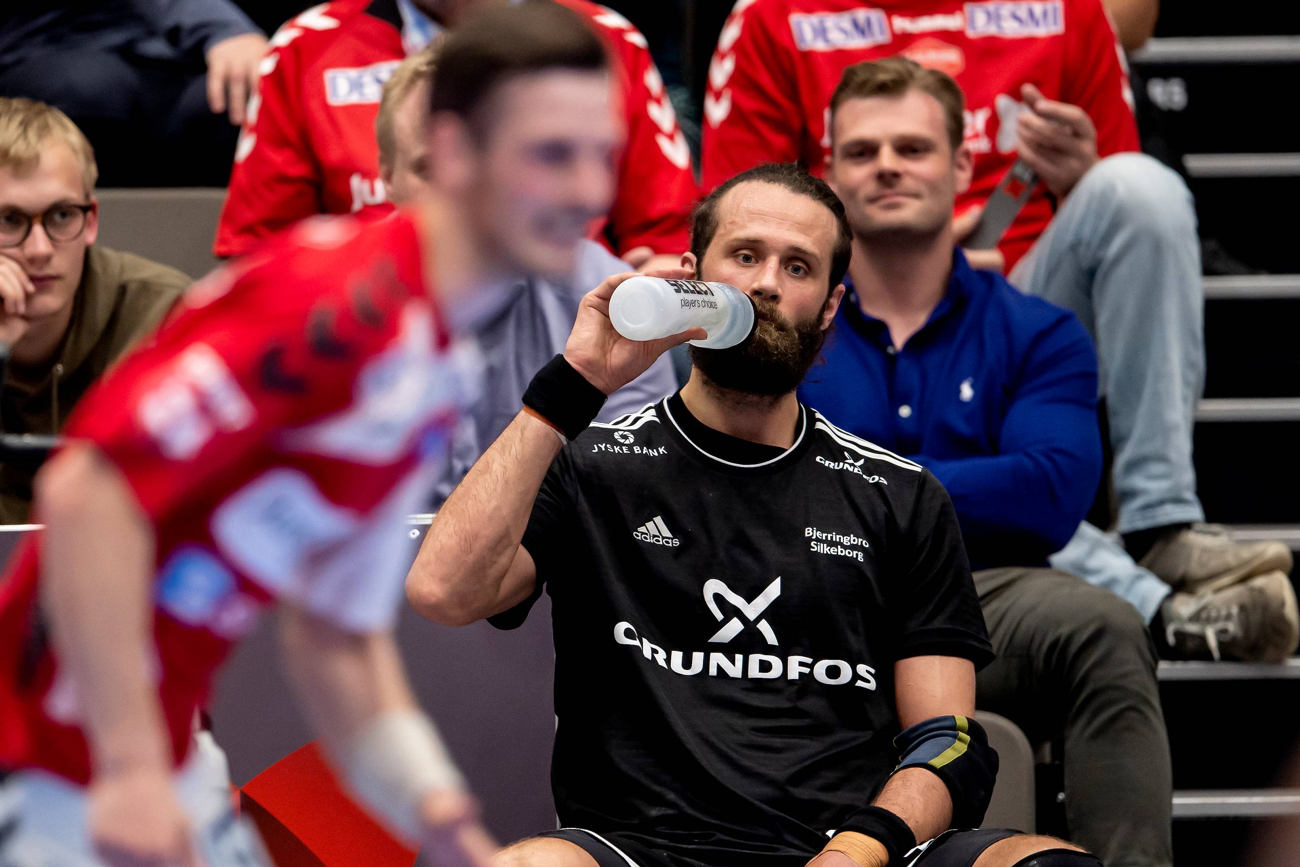 Det blå kort betyder, at en disciplinærinstans skal se episoden igennem og vurdere, om der skal tildeles en karantæne til spilleren. Foto: René Schütze/Scanpix 2019