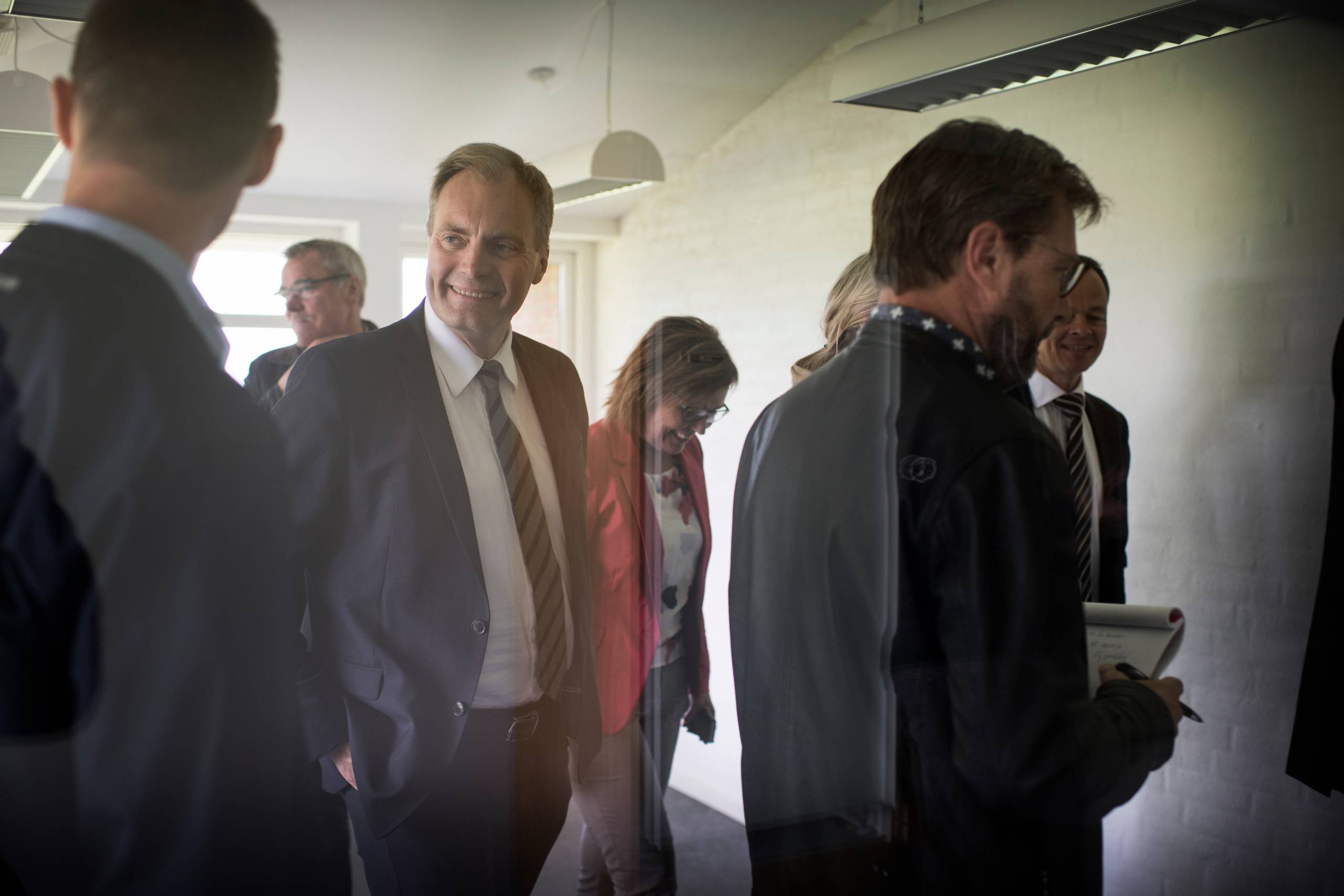 I 2017 besøgte Peter Skaarup (DF) den kommende politiskole i Vejle sammen med retsudvalget. DF arbejdede målrettet på at få skolen placeret i Vejle og brugte i høj grad en billigere pris som argument. Den pris blev dog senere opjusteret kraftigt, men er nu igen reduceret en del. Arkivfoto: Joachim Ladefoged.