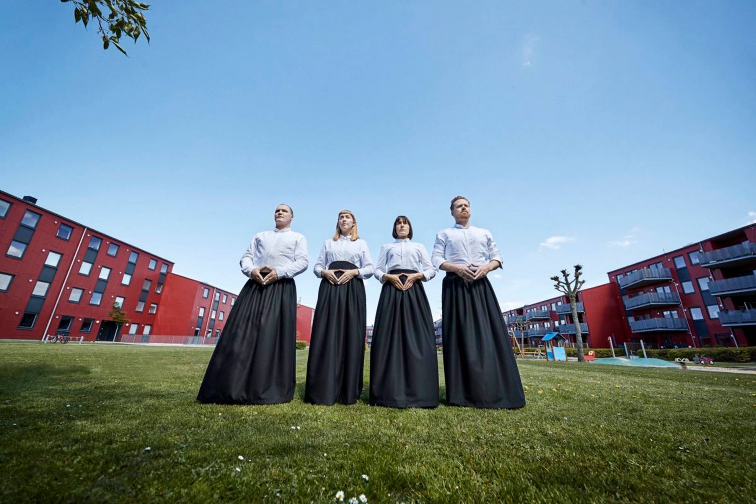 Forestillingen ”#Glimt” foregår i kælderrum, i lejligheder og på parkeringspladsen i Brændgårdsparken i Herning. Foto: Mingo Photo
