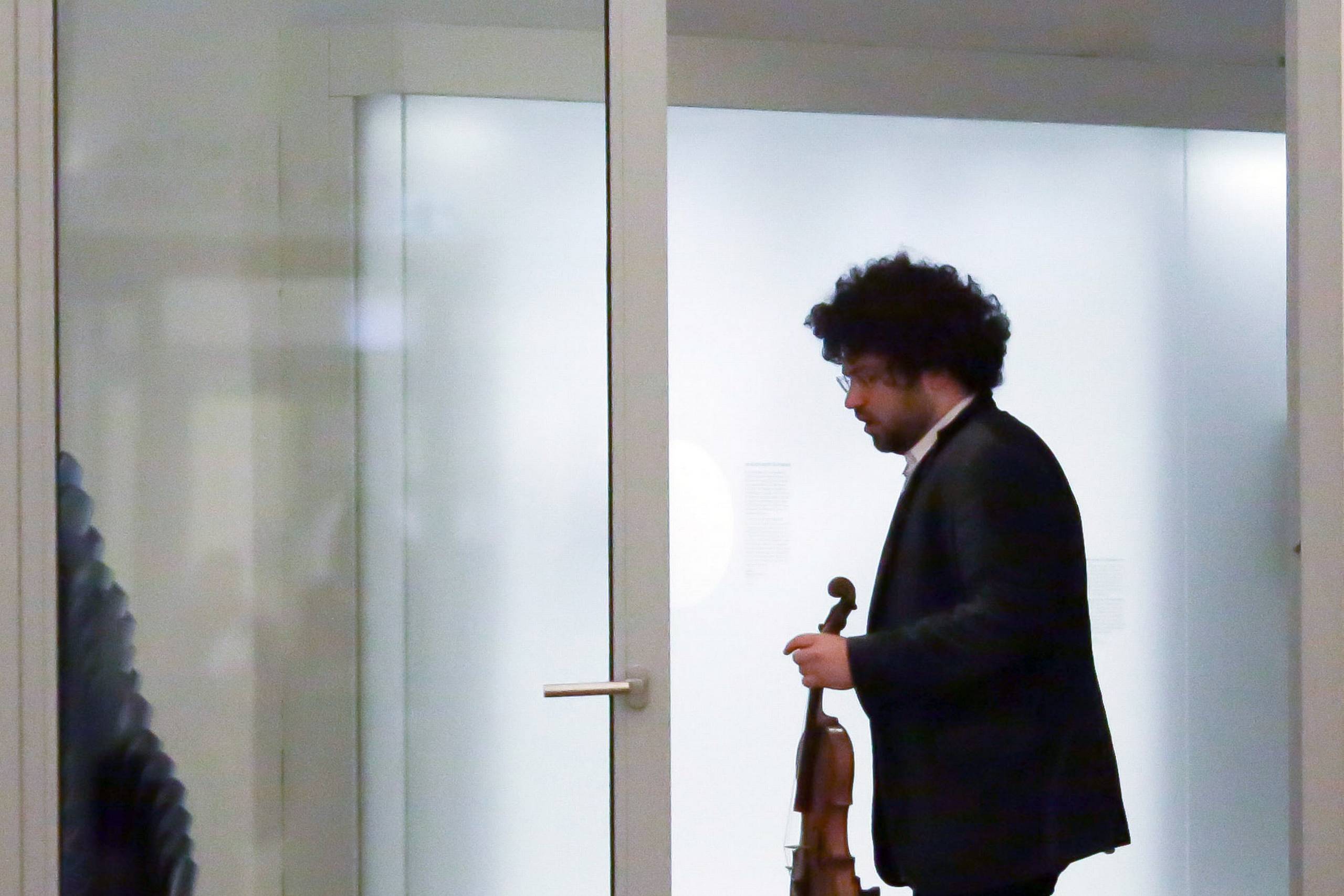 Violinist Jonian Ilias Kadesha waits out side the exam's room during the 23rd edition of the 'Deutsche Musikinstrumentenfond', a competition for classical music and instruments, at the Museum of Arts and Crafts in Hamburg, Germany, 20 February 2015.   The competition is sponsored by the 'Deutsche Stiftung Musikleben', a foundation for the promotion of classical music and instruments and runs until 22 February 2015. Arkivfoto: Axel Heimken/picture-alliance/dpa/AP Images