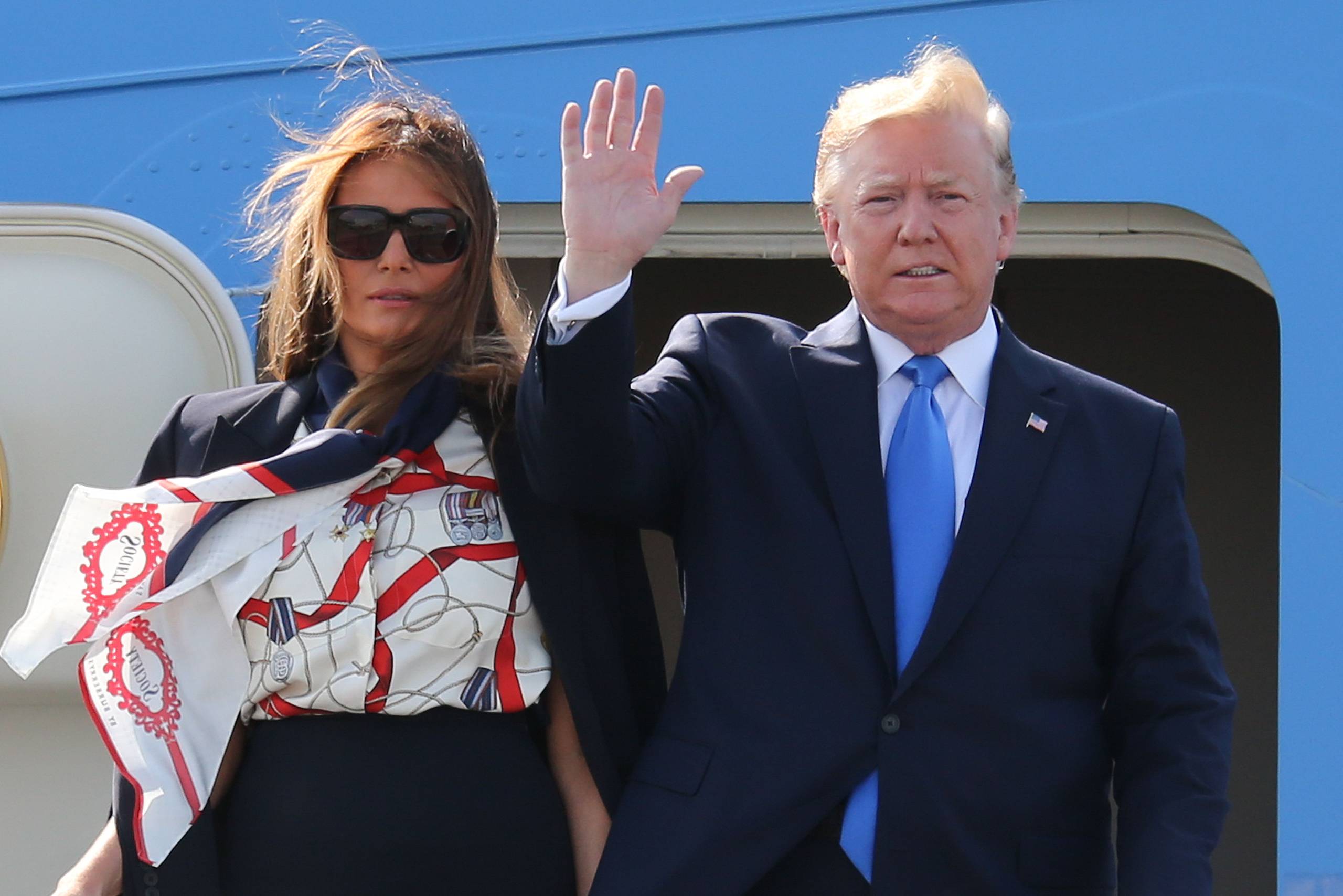 US President Donald Trump (R) and US First Lady Melania Trump (L) disembark Air Force One at Stansted Airport, north of London on June 3, 2018, as they begin a three-day State Visit to the UK. - Britain rolled out the red carpet for US President Donald Trump on June 3 as he arrived in Britain for a state visit already overshadowed by his outspoken remarks on Brexit. Foto: Isabel Infantes/AFP  