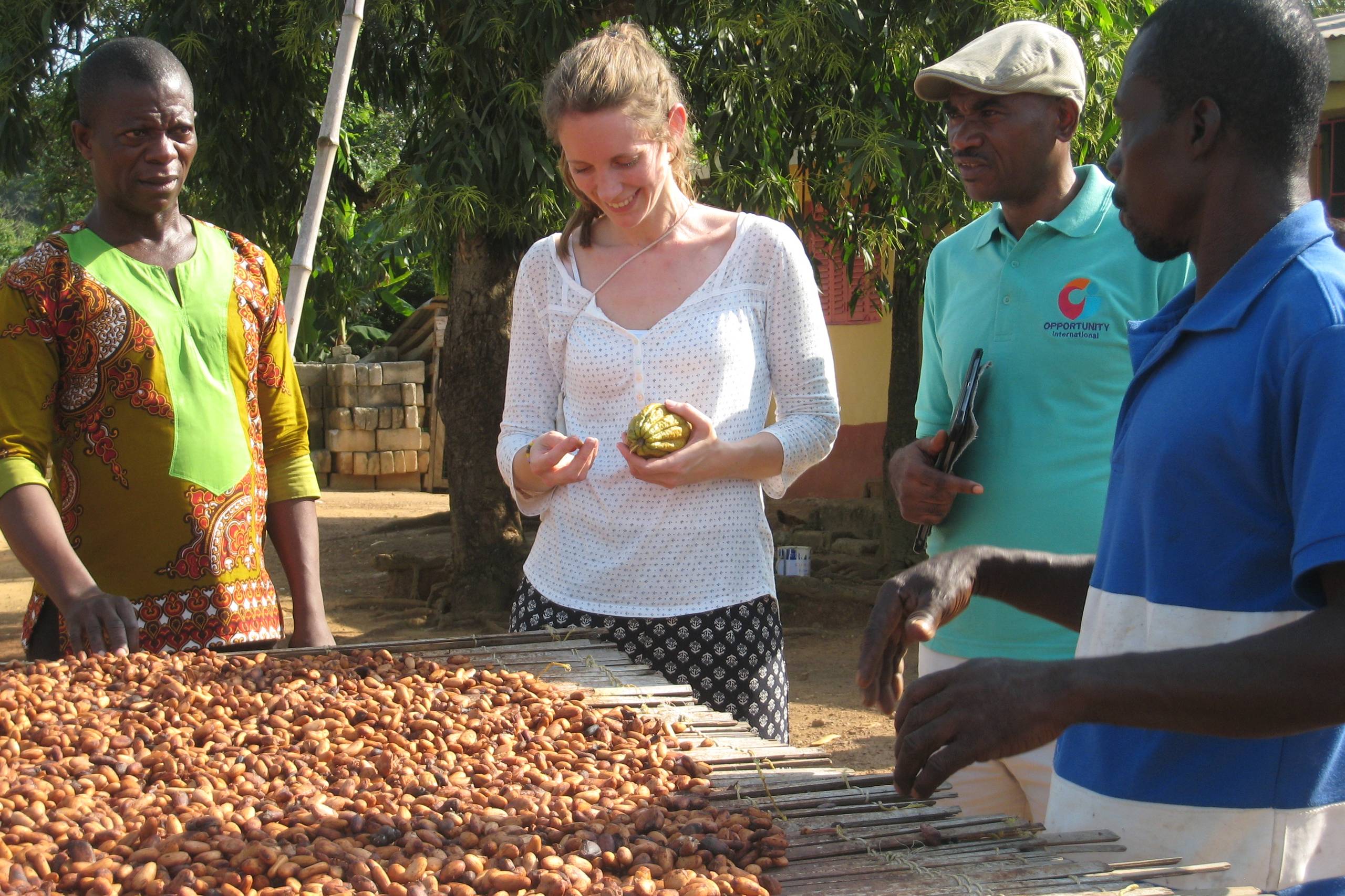 Toms Group har allerede iværksat projekter i Ghana, som skal uddanne farmerne og hjælpe dem til at skabe en bæredygtig forretning både økonomisk og miljømæssigt. Lea Sørensen Holm, der er ansvarlig for CSR hos Toms, besøger her et af projekterne.