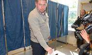 Her ses Rasmus Paludan aflevere sin stemmeseddel ved folketingsvalget den 5. juni. Paludan har de senere år som regel ikke afleveret sine årsregnskaber til tiden. Foto: Henning Bagger/Ritzau Scanpix