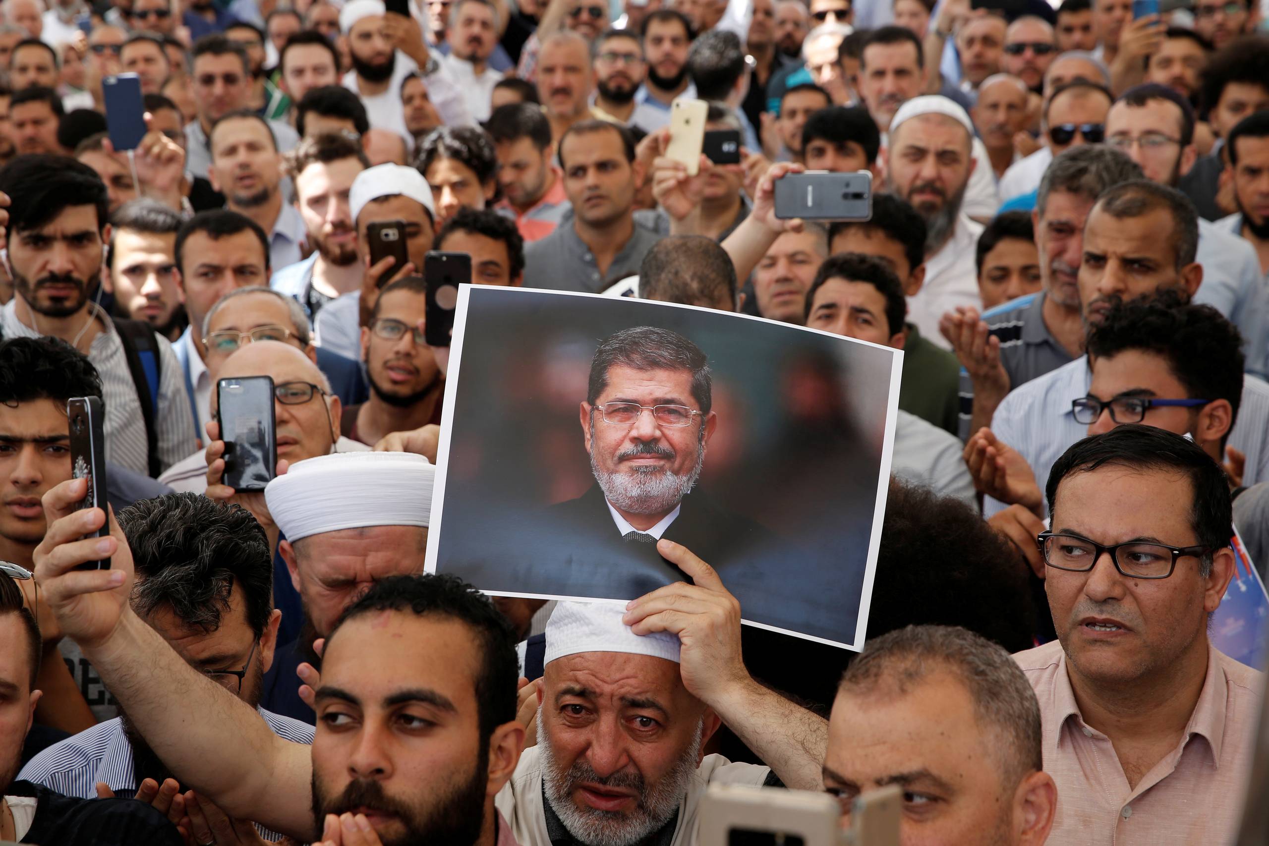 Egyptens tidligere præsident Mohamed Mursi blev begravet tirsdag. I Istanbul i Tyrkiet blev han mindet. Foto: Muran Dezer/Reuters.
 
  