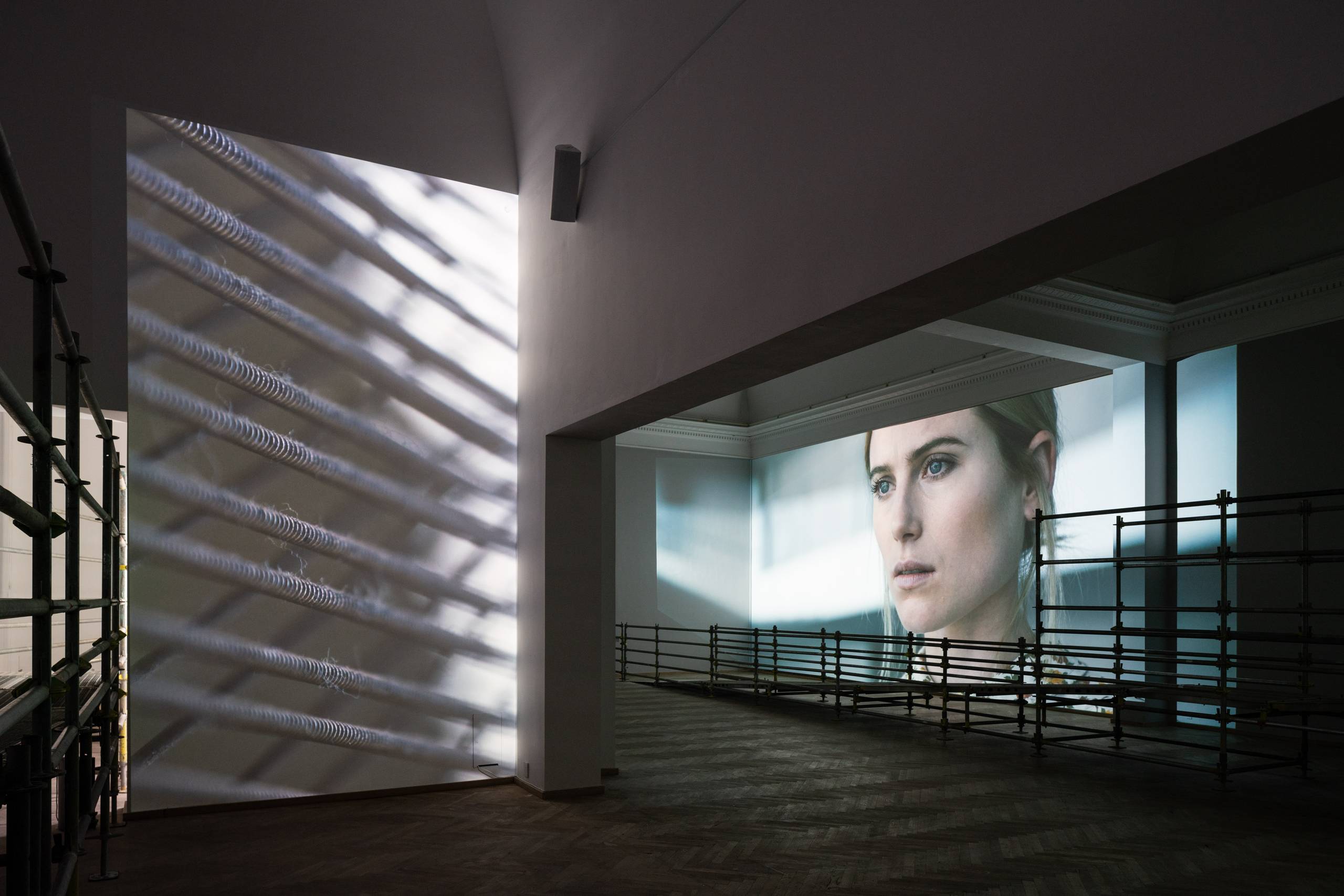 Publikum er tvunget til at gå på kørestolsramper, mens man betragter de forskellige kortfilm: Jesper Just ”Servitudes”, 2015. Foto: David Stjernholm, 2019