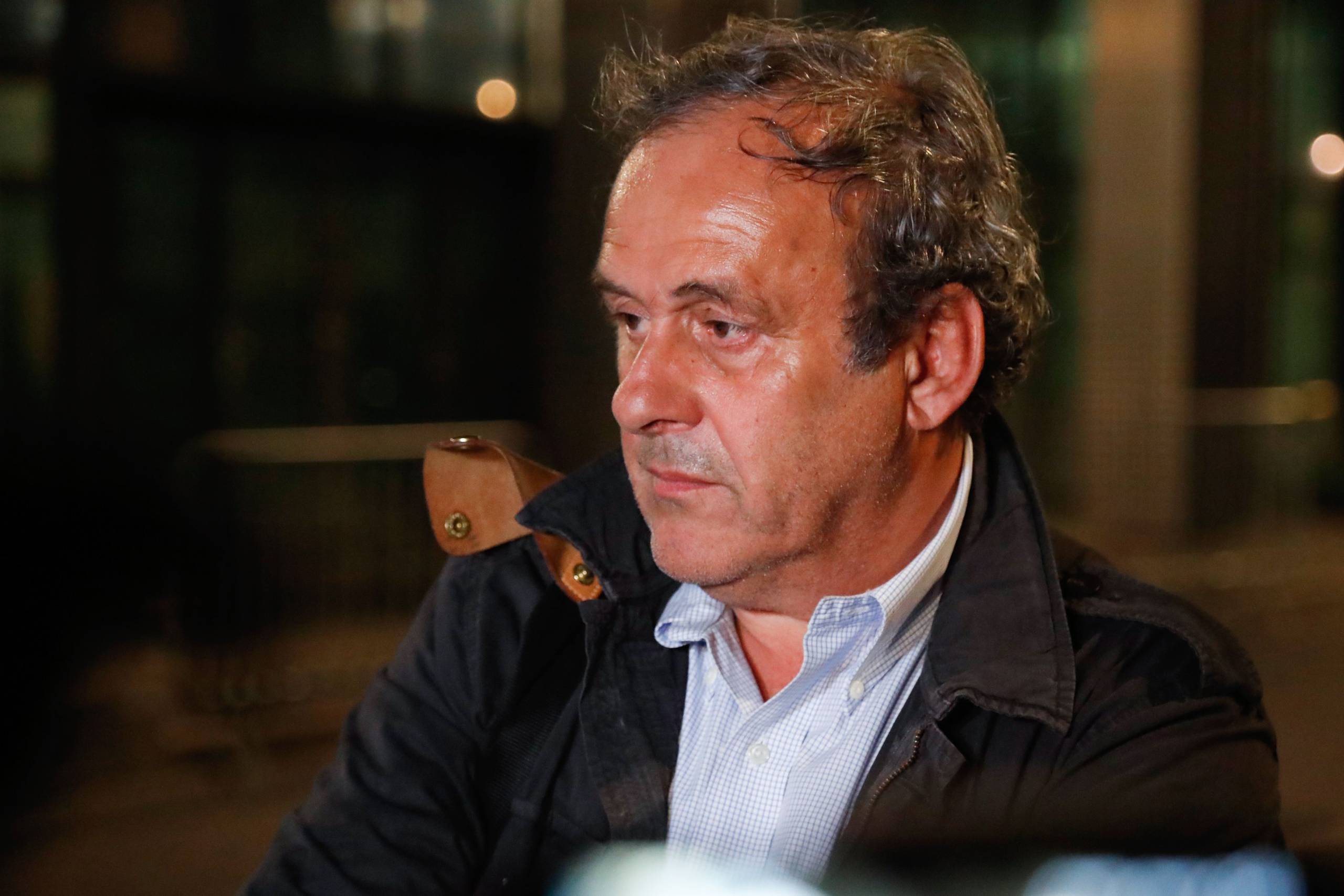 
    Ex-UEFA chief Michel Platini listens to his lawyer William Bourdon (off frame) speak to the median before leaving the Central Office for Combating Corruption and Financial and Tax Crimes after being arrested in connection with a criminal investigation into the award of the 2022 World Cup to Qatar, in Nanterre, west of Paris in the early hours of June 19, 2019. - The banned ex-UEFA chief Michel Platini was freed from French custody Wednesday, an AFP journalist said, after several hours of questioning in connection with a criminal investigation into the awarding of the 2022 World Cup to Qatar. "He is no longer in custody, " William Bourdon, the lawyer of the French football legend, said shortly before 1:00 am. There had been "a lot of fuss over nothing", he added. Foto: Zakaria Abdelkafi/AFP
