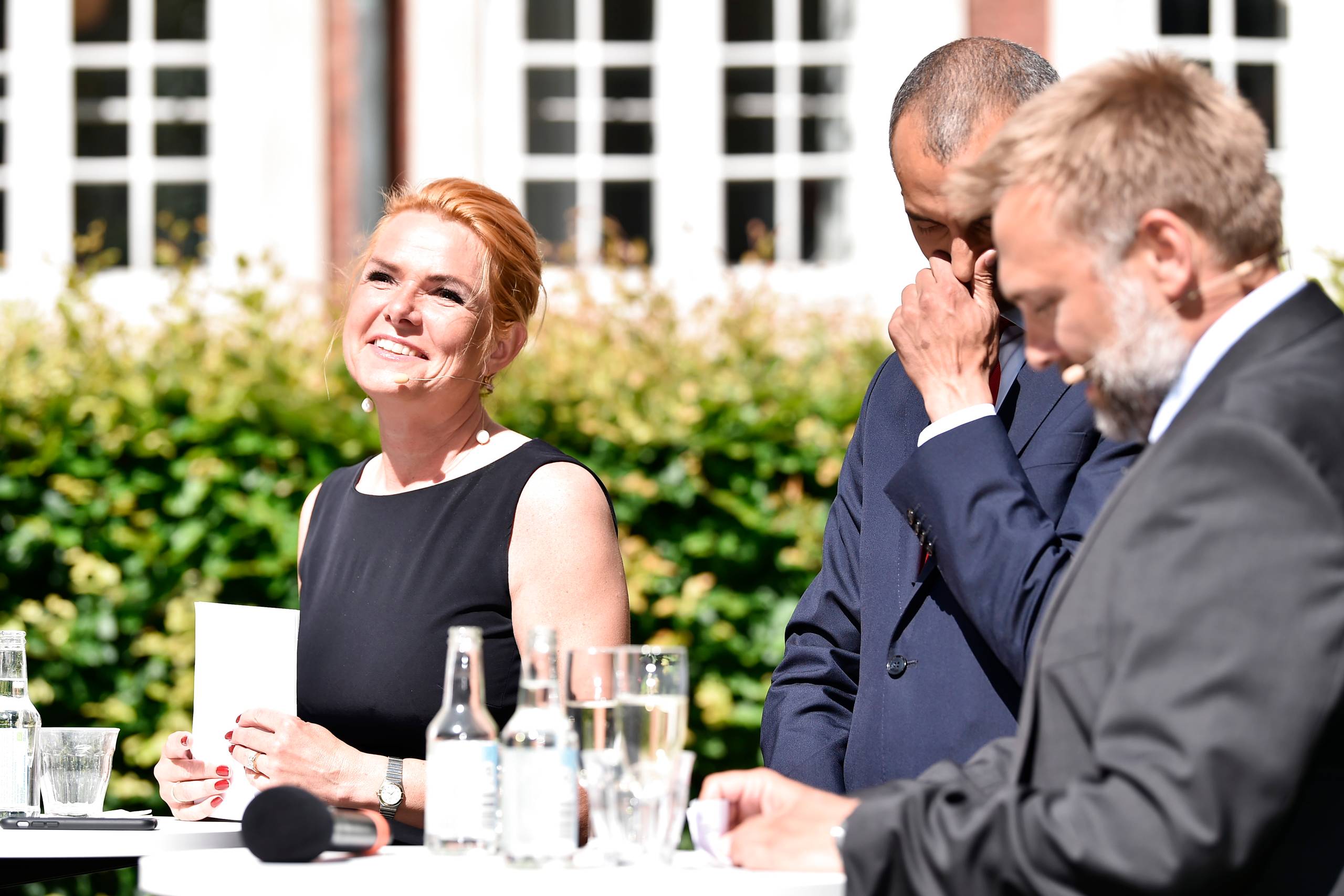 Inger Støjberg overdrager til udlændinge- og integrationsminister Mattias Tesfaye i Udlændinge- og Integrationsministeriet. Foto: Mads Claus Rasmussen/Ritzau Scanpix
  