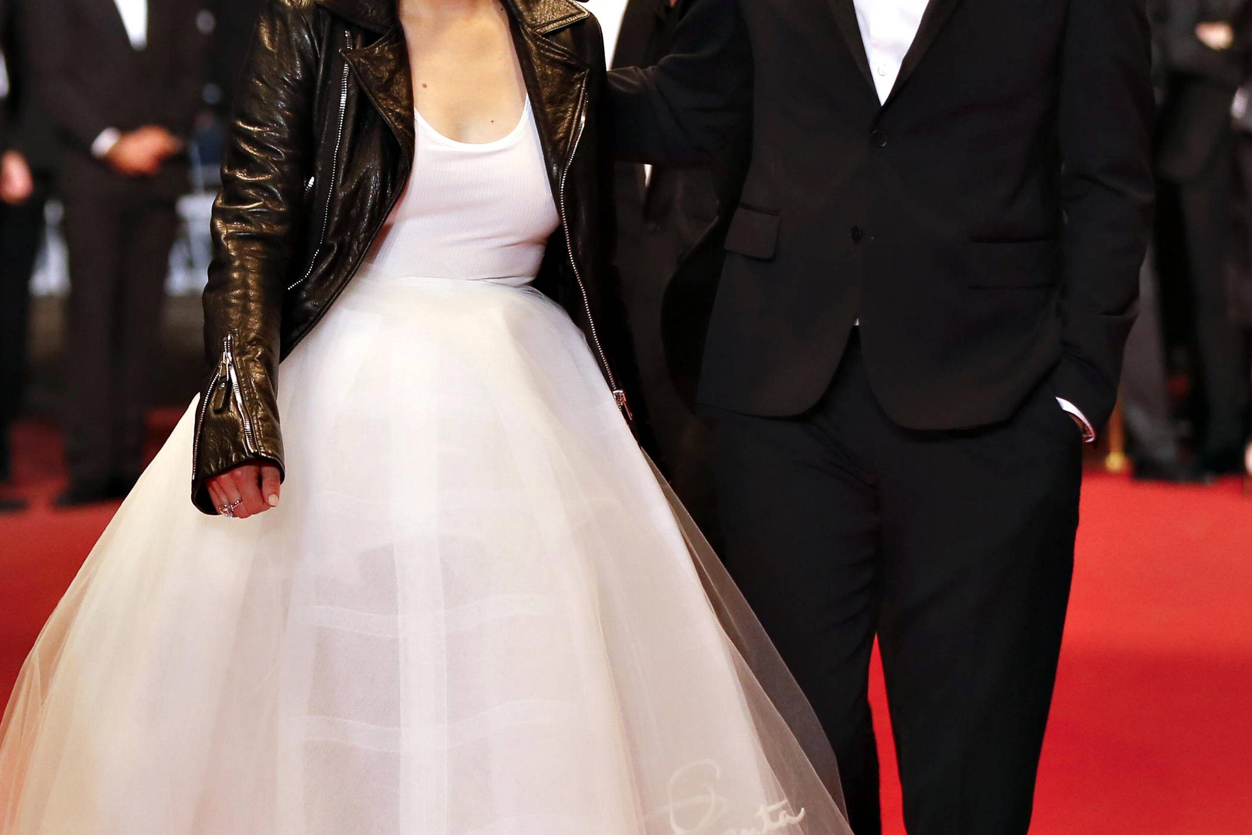 Claes Bang sammen skuespilleren Elizabeth Olsen før fremvisningen af "The Square" ved Cannes filmfestivalen i 2017. Foto: Alastair Grant/AP