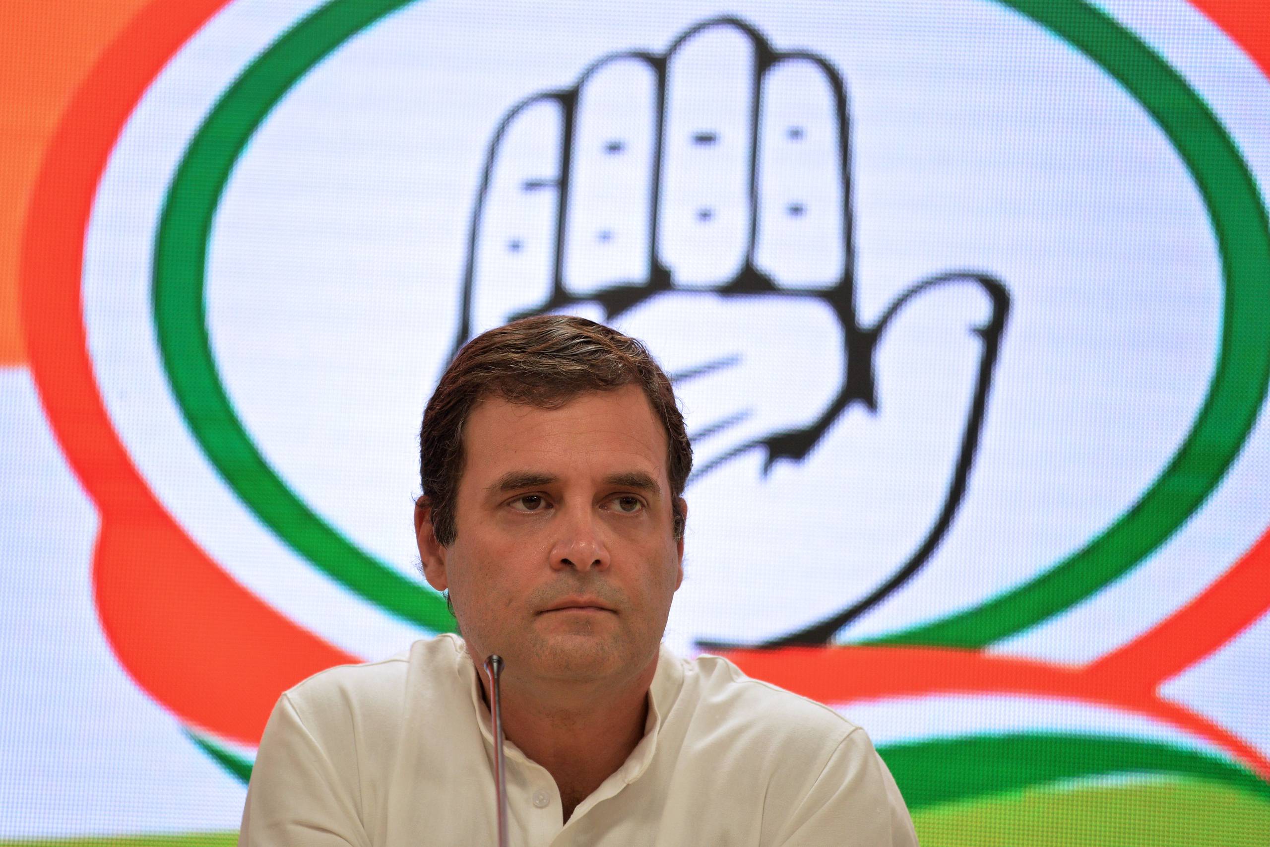     (FILES) In this file photo taken on May 23, 2019 Indian National Congress Party president Rahul Gandhi looks on during a press conference in New Delhi. - India's Rahul Gandhi on July 3, 2019 resigned as president of the main opposition Congress, taking responsibility for the party's second-straight landslide defeat to right-wing Hindu nationalist Prime Minister Narendra Modi in national elections. Arkivfoto: Sajjad Hussain/AFP
