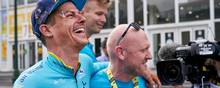 Jakob Fuglsang Astana Pro Team kommer ud sammen med massøren Cristian Valente efter lægebehandling efter sit styrt på 1. etape. Foto: Claus Bonnerup/Scanpix 2019