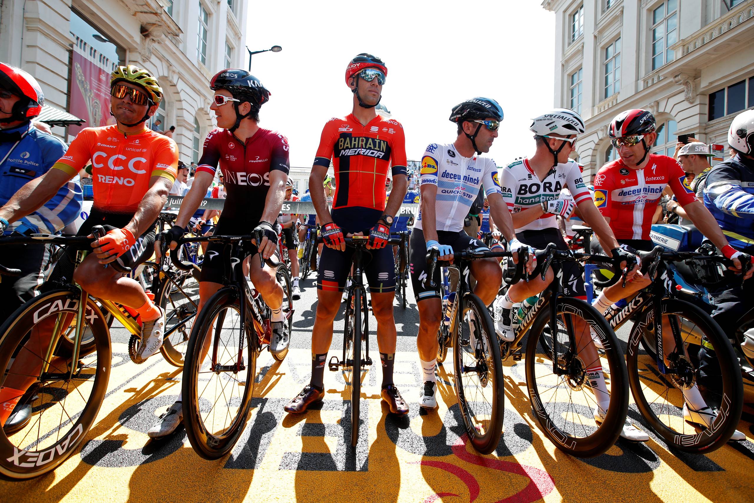 Vincenzo Nibali (midten) fra Bahrain Merida flankeret af bl.a. Geraint Thomas fra Team Ineos og Michael Mørkøv fra Deceuninck-Quick-Step i dannebrogstrikoten. REUTERS/Christian Hartmann
  