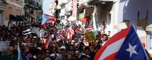 Tusindvis af demonstranter i Puerto Rico kræver, at guvernøren går af, efter at en række lækkede telefonbeskeder har afsløret, at han og hans inderkreds har nedgjort politiske modstandere og ofre for orkanen Maria, der hærgede øen i september 2017. Guvernøren, Ricardo Rosselló, har meddelt, at han ikke genopstiller, men han insisterer på at færdiggøre sin embedsperiode. Foto: Marco Bello/Reuters