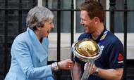 Theresa May tager imod cricketlandsholdet foran Downing Street 10. Her med Eoin Morgan – og VM-pokalen. Foto: Peter Nicholls/Reuters