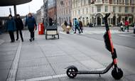 Elektriske løbehjul, der lejes ud af firmaerne Voi og Tier, parkeres alle mulige steder i København.