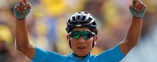 Efter en lang og varm dag i udbrud i Alperne kørte den colombianske Movistar-rytter Nairo Quintana først over målstregen i Valloire på 18. etape i det franske cykelløb. Foto: Christian Hartmann/Reuters