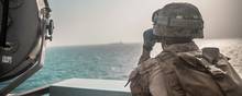 En amerikansk marineinfanterist afsøger horisonten under en gennemsejling af Hormuzstrædet ud for Iran. Foto: Ritzau Scanpix