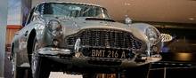 Den berømte James Bond-bil Aston Martin DB5 fra 1965 sættes på auktion. Foto: Brendan Mcdermid/Reuters