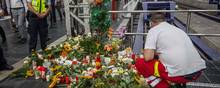 Flere har i løbet af tirsdag lagt blomster og lys på platformen ved Frankfurt hovedbanegård, og en mindehøjtidelighed er planlagt på stedet tirsdag aften. Foto: Frank Rumpenhorst/DPA/AFP/Germany Out