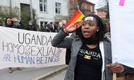 Den britiske højesteret har omstødt dommen i en sag om en lesbisk ugander, der i 2013 blev dømt til at rejse hjem til sit land, Uganda, hvor homoseksualitet er ulovligt og kan føre til dødsstraf. På billedet ses en række demonstranter, der i 2014 protesterede mod landets anti-homolove og forfølgelse af LGBT-personer. Demonstrationen foregik foran Ugandas ambassade i Hellerup. Foto: Mik Eskestad