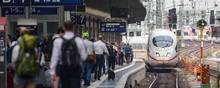 Det er blot får dage siden, Frankfurt Banegård lagde grund til en tragisk begivenhed, hvor en dreng og hans mor blev skubbet ud foran et tog. Foto: Frank Rumpenhorst / dpa / AFP