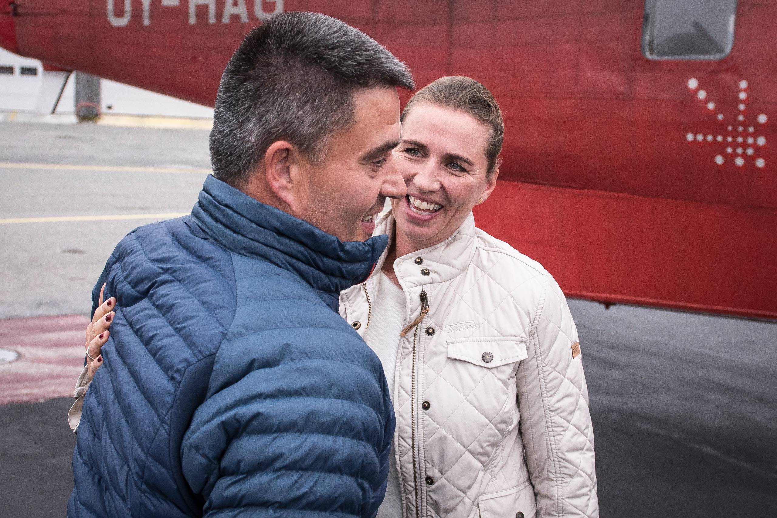 
    Statsminister Mette Frederiksen hilser på Kim Kielsen ved ankomst til Nuuk. Foto: Mads Claus Rasmussen/Ritzau Scanpix
 