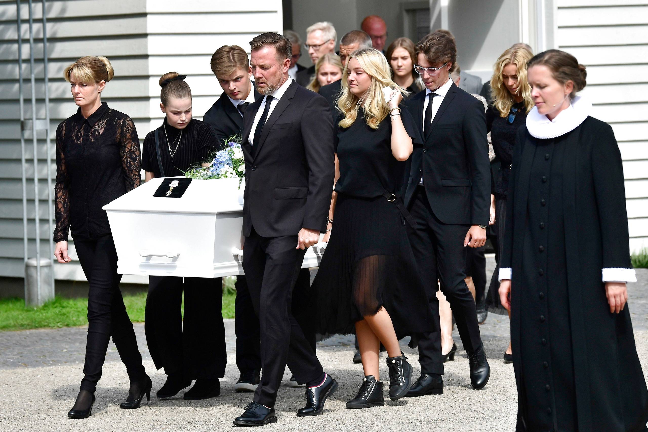 Lars Larsens kiste blev båret ud af Sejs-Svejbæk Kirke af familien. Foto: Bo Amstrup/Scanpix
  